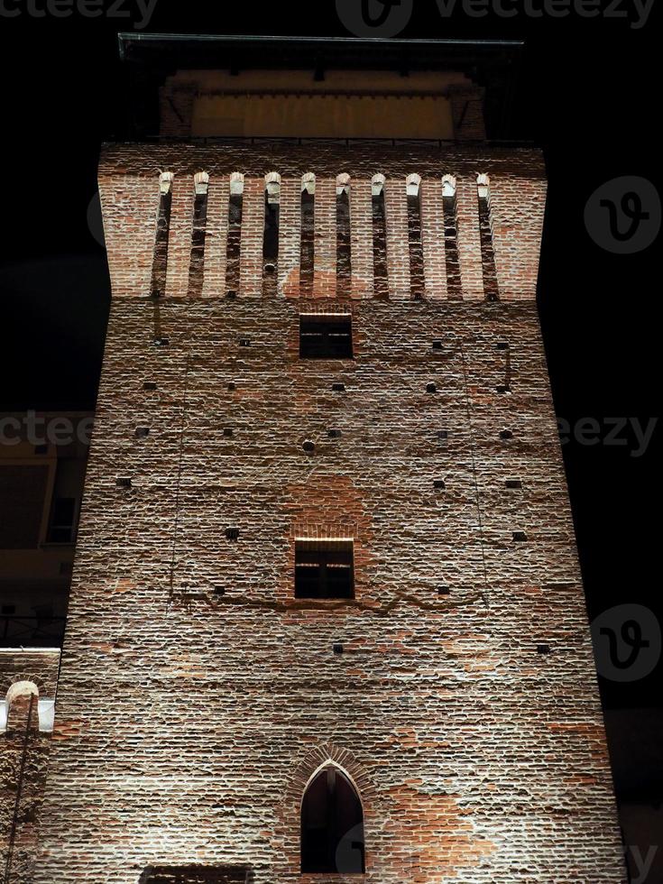 torre de settimo en la noche foto