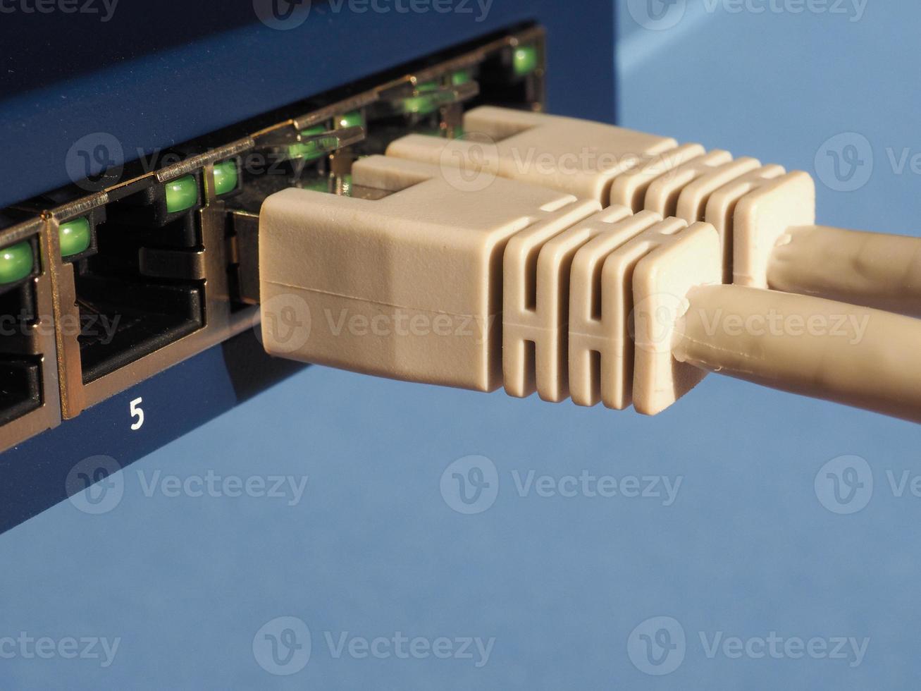 interruptor de módem enrutador con puertos de enchufe ethernet rj45 foto