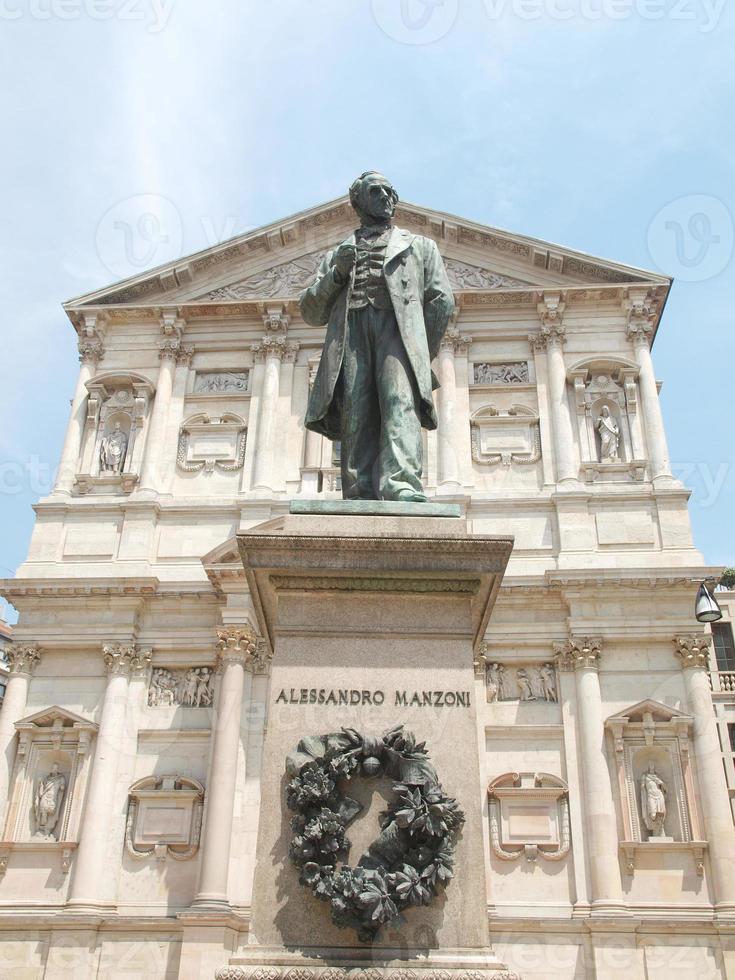 estatua manzoni, milán foto