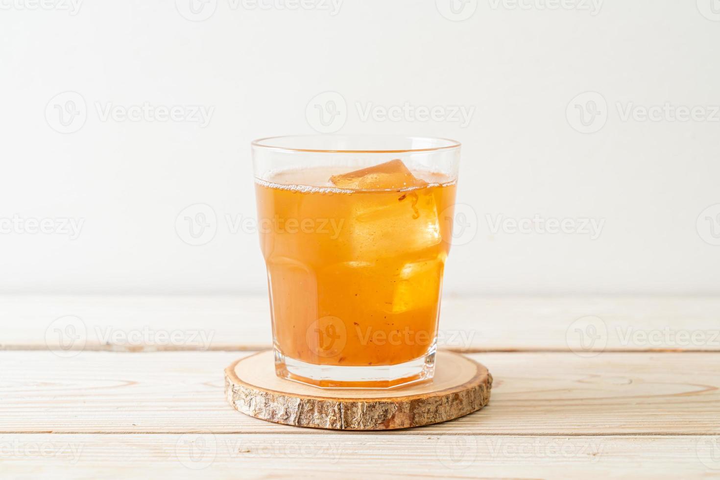 Deliciosa bebida dulce jugo de tamarindo y cubito de hielo. foto