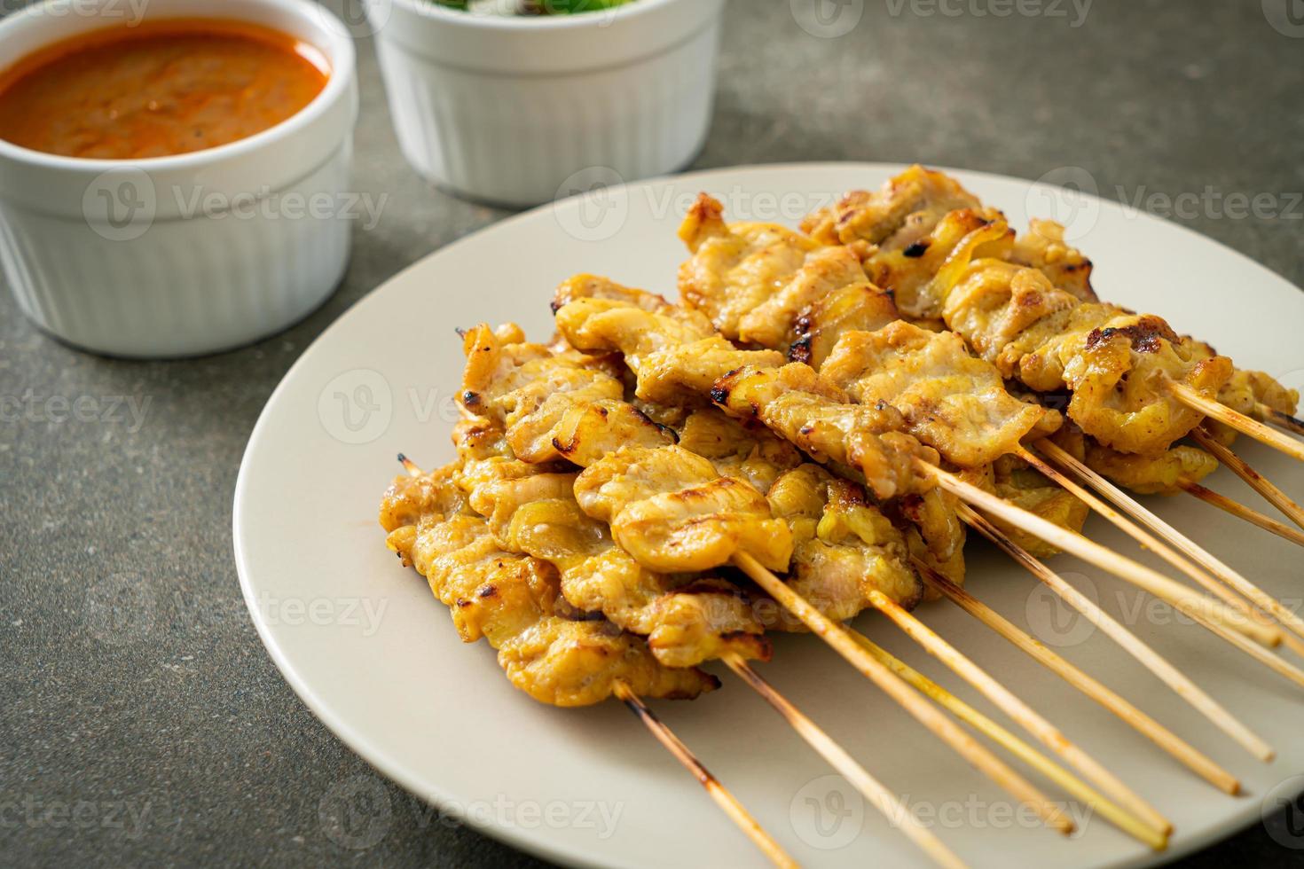 satay de cerdo con salsa de maní foto