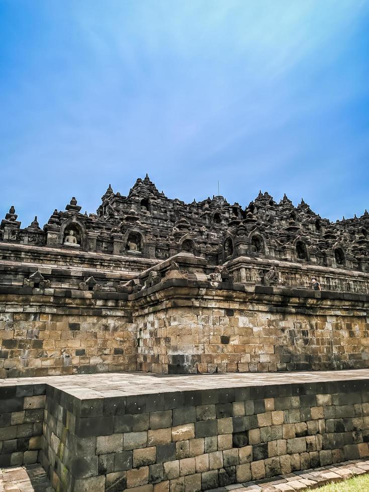 templo de borobudur desde el lado con un cielo despejado foto