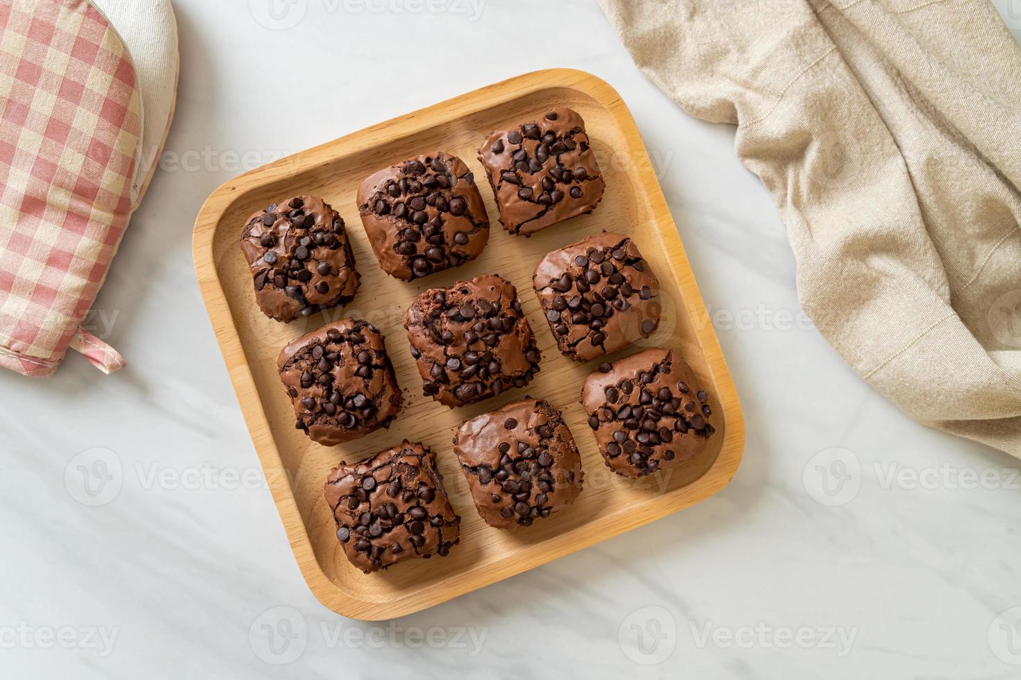 brownies de chocolate amargo cubiertos con chispas de chocolate foto