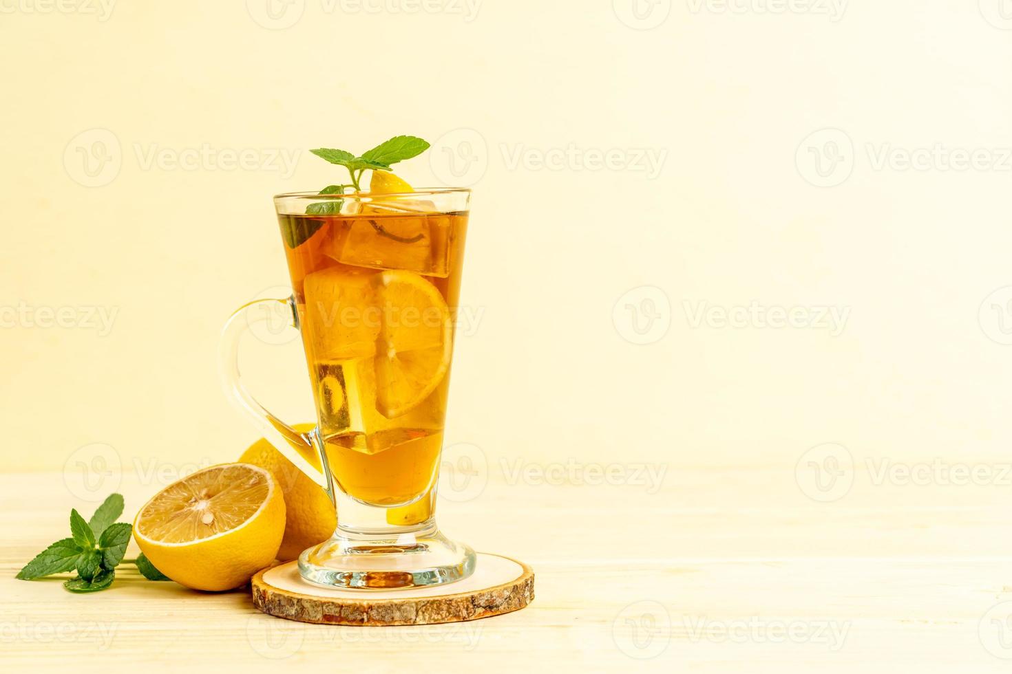vaso de té helado de limón foto