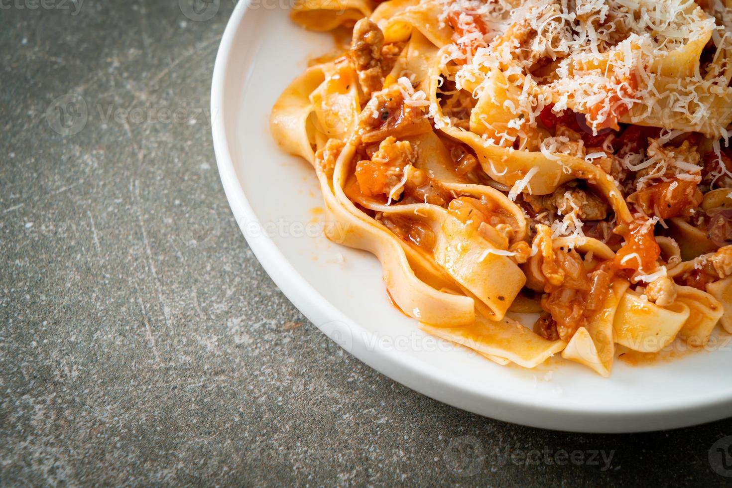 Fettuccine de pasta casera a la boloñesa con queso foto