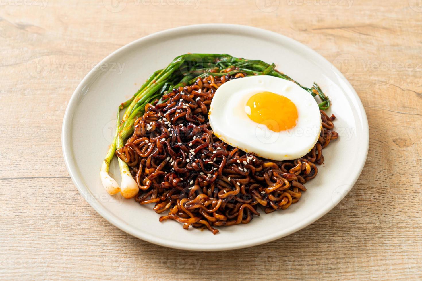 fideos instantáneos secos coreanos con salsa negra picante foto