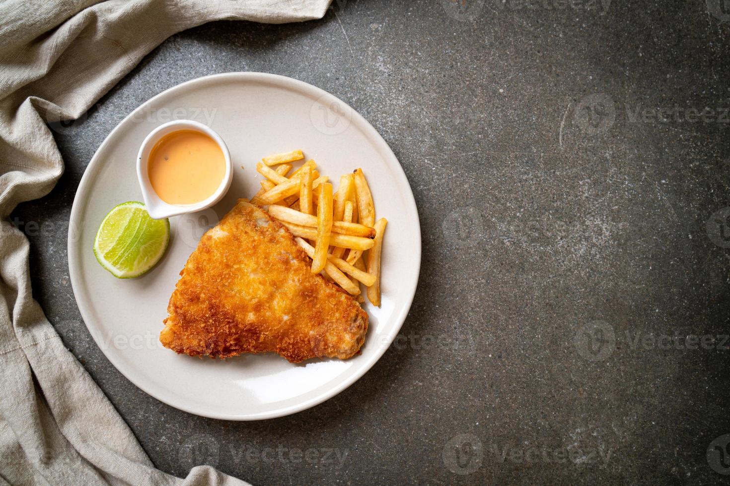 pescado frito y patatas fritas foto
