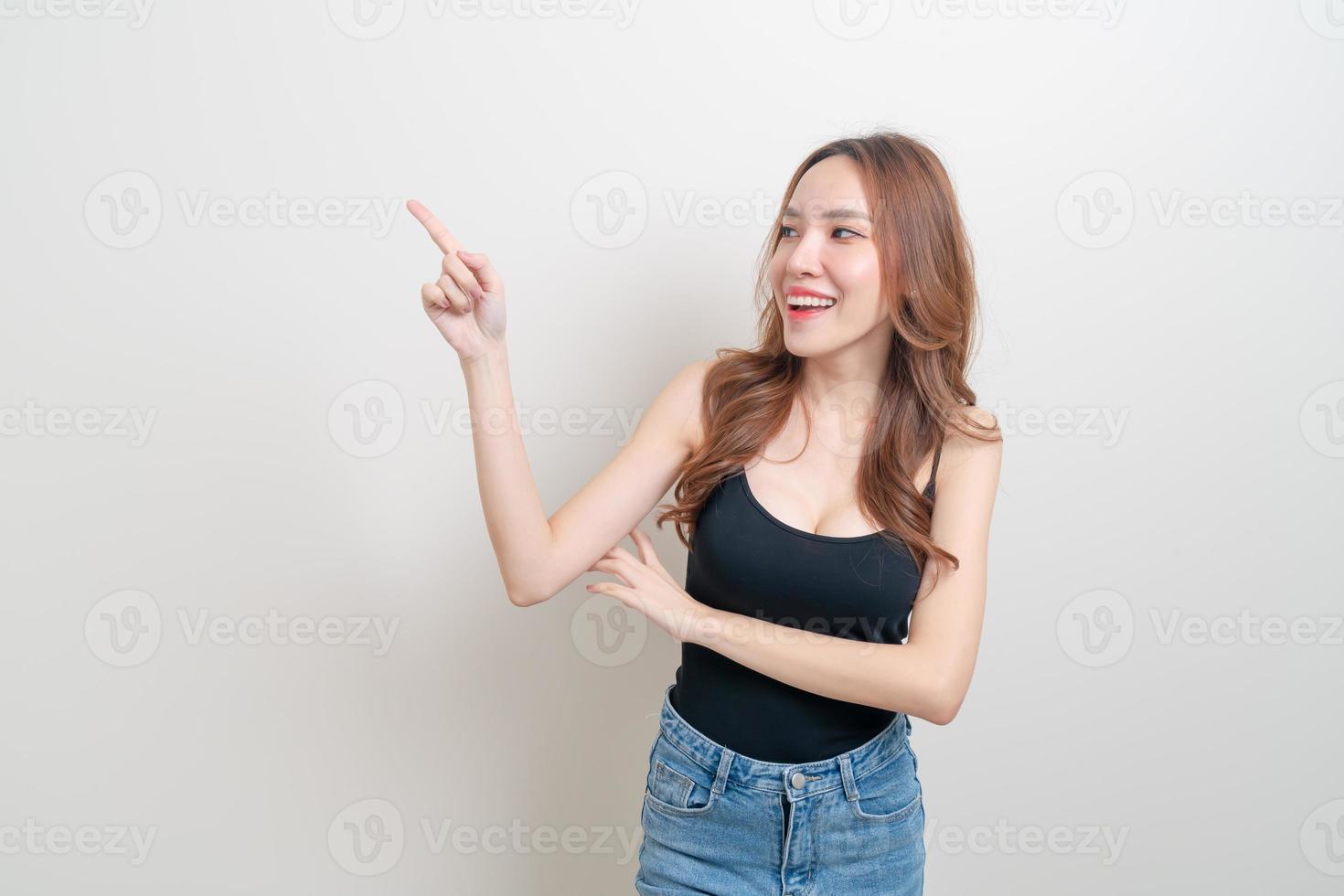 retrato, mujer hermosa, con, mano, presentación, o, señalar foto