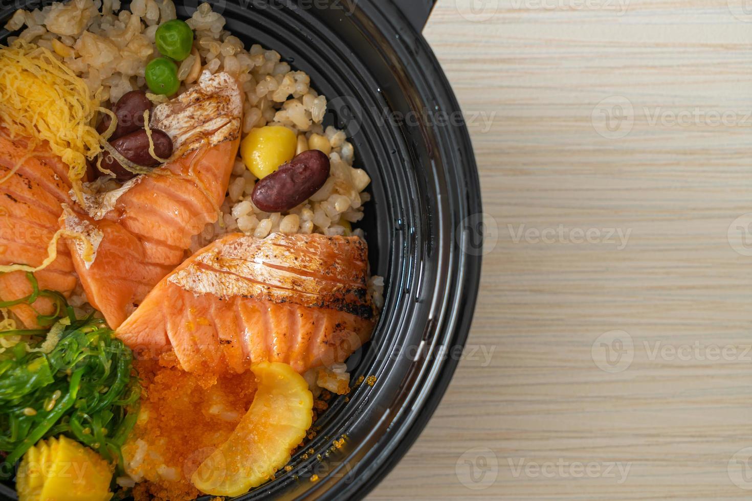 salmón a la plancha con arroz integral donburi foto