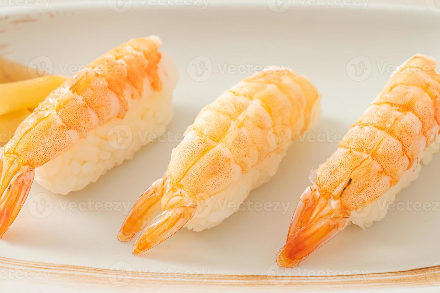 sushi de camarones o sushi ebi nigiri foto