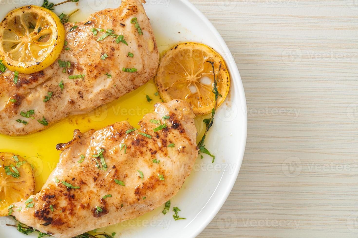 pollo a la plancha con mantequilla, limón y ajo foto