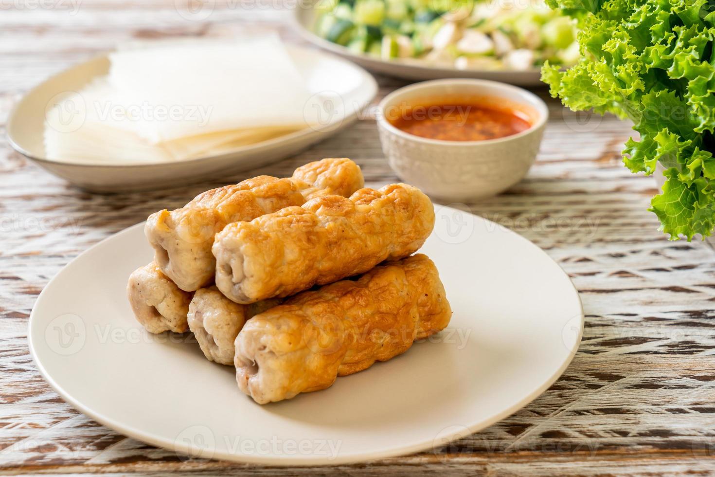 albóndigas de cerdo vietnamita con envolturas de verduras foto