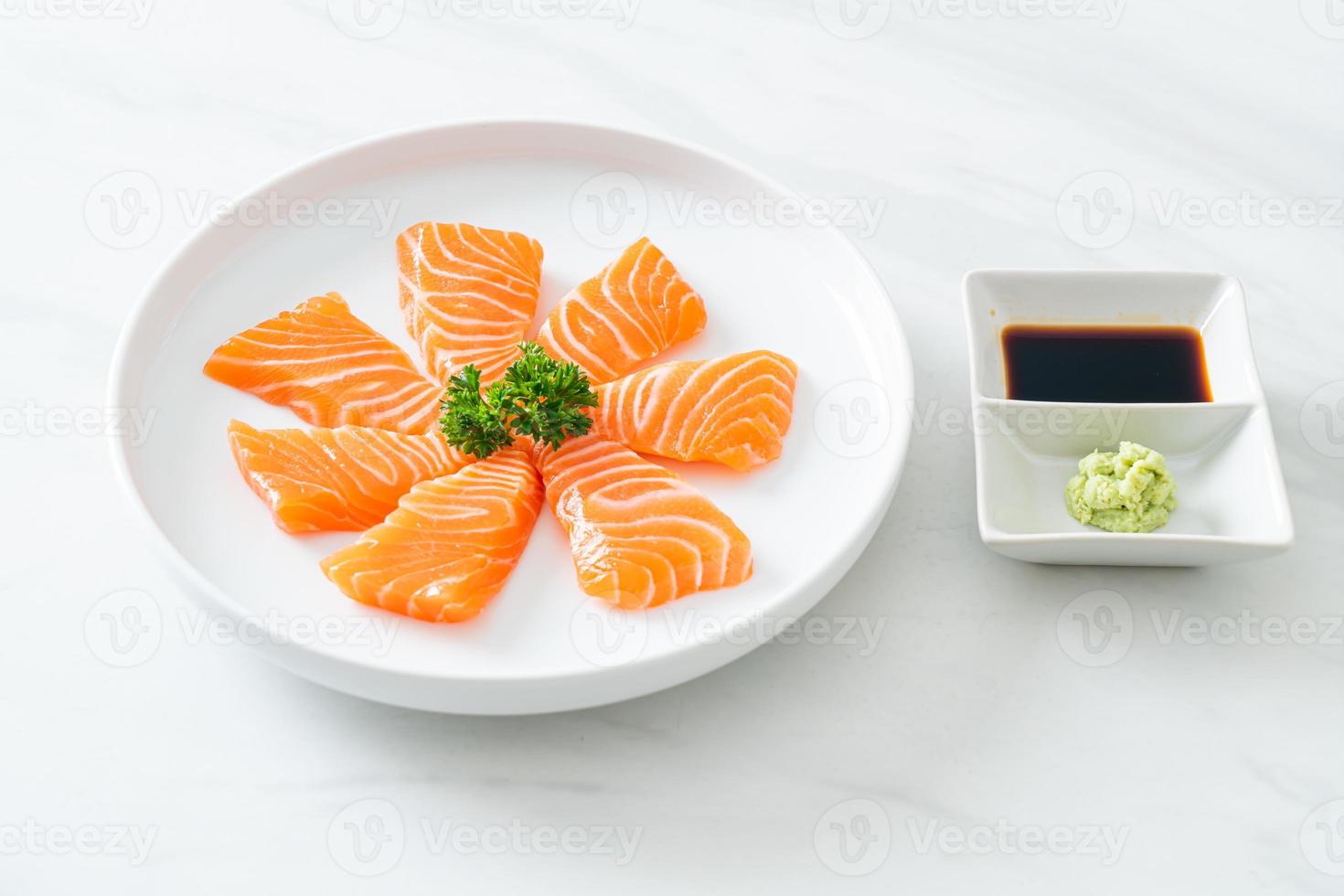 Sashimi crudo de salmón fresco en la placa foto