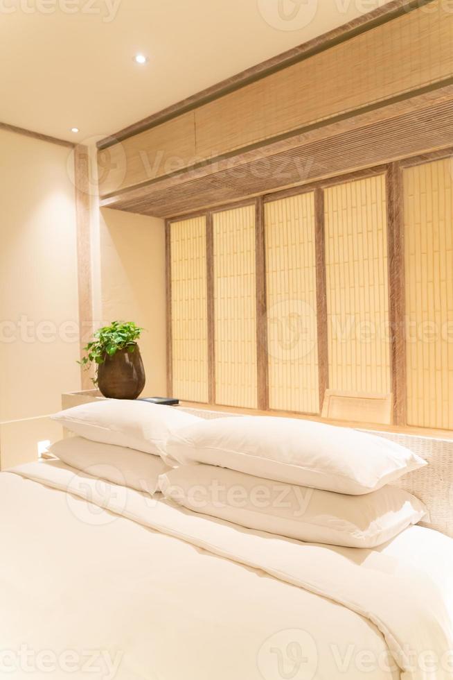 almohadas blancas en la habitación del hotel resort de lujo foto