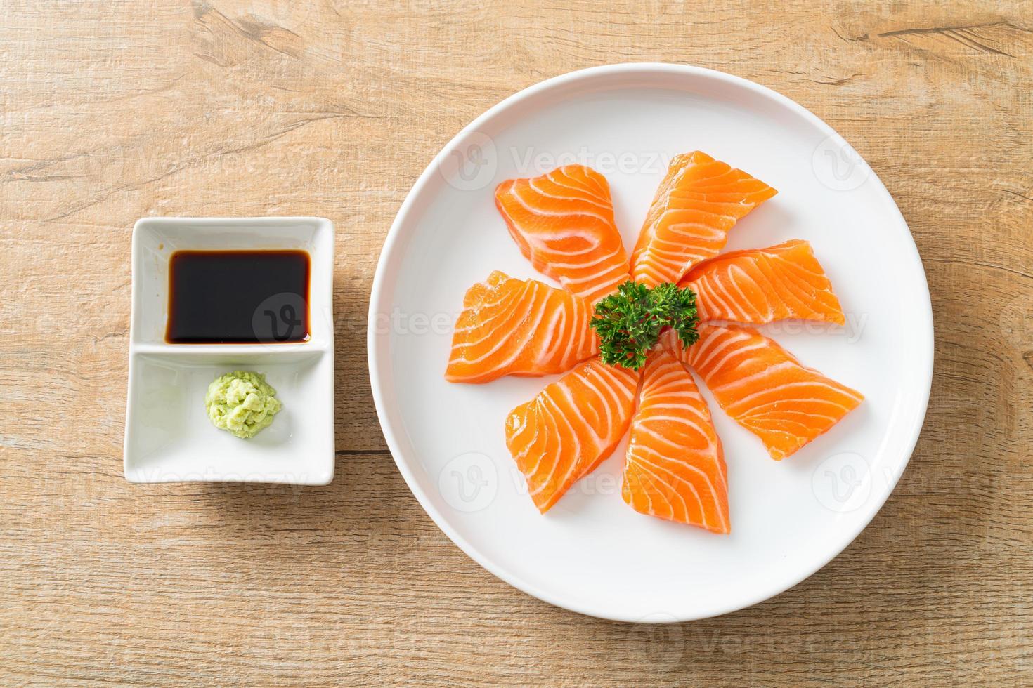 Sashimi crudo de salmón fresco en la placa foto