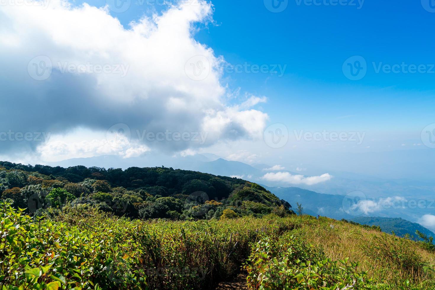 hermosa capa de montaña con nubes y cielo azul foto