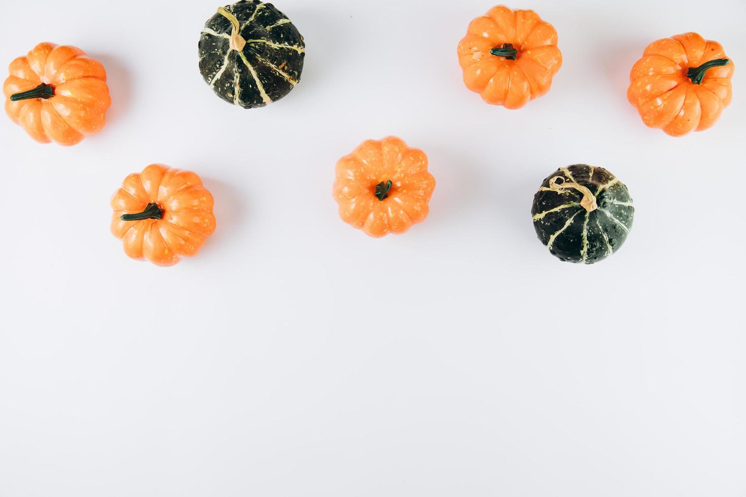 producir calabazas, hojas de otoño en la mesa de madera foto