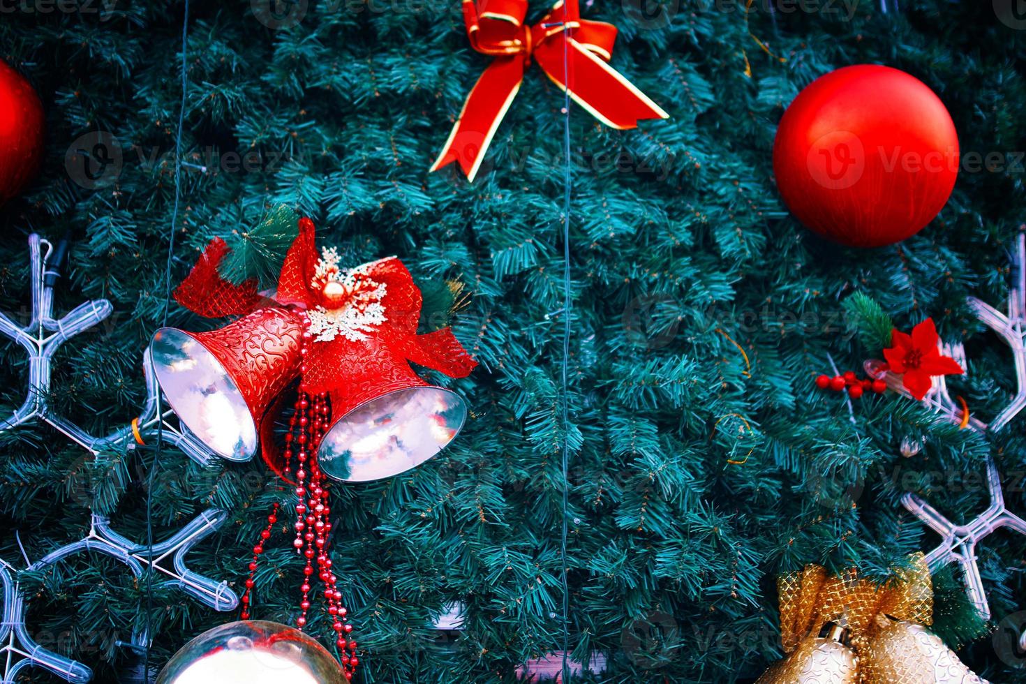 árbol de navidad y adornos de año nuevo. foto