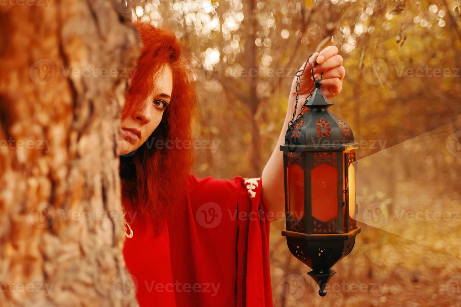 mujer sosteniendo una linterna con una vela foto