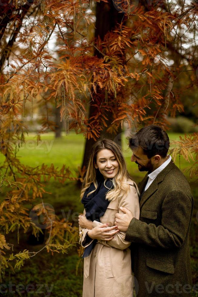 pareja joven en el parque de otoño foto