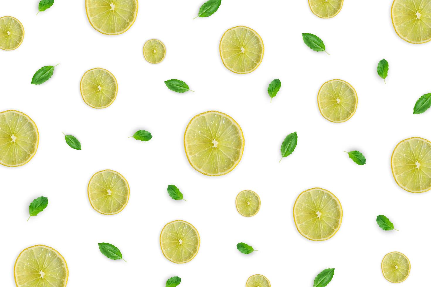 materia prima con rodaja de limón, hojas de albahaca sobre fondo blanco. foto
