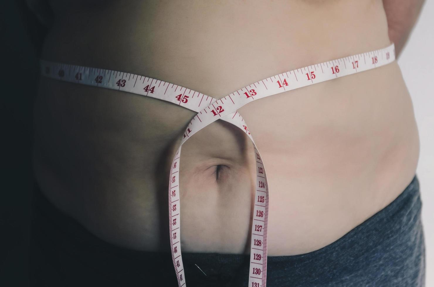 cuerpo humano y grasa corporal, panza o vientre y sobrepeso de personas. foto