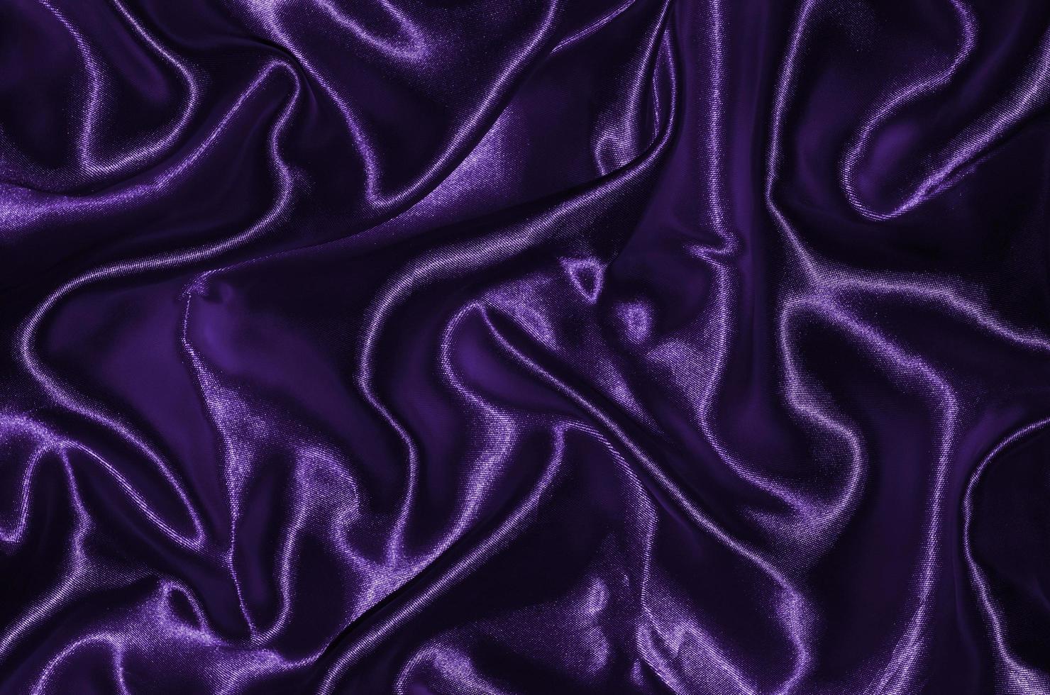 Fondo y papel tapiz de tela morada y textil a rayas. foto