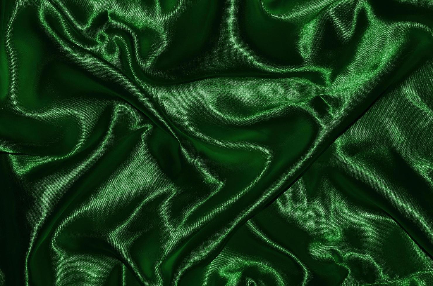 Fondo y papel tapiz de tela verde oscuro y textil a rayas. foto