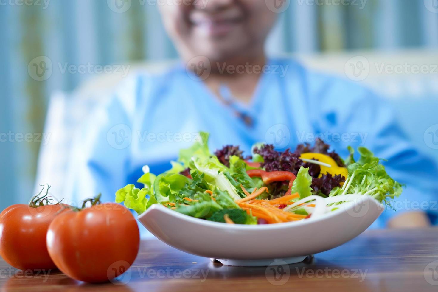 Paciente asiático de la mujer mayor que desayuna en el hospital. foto