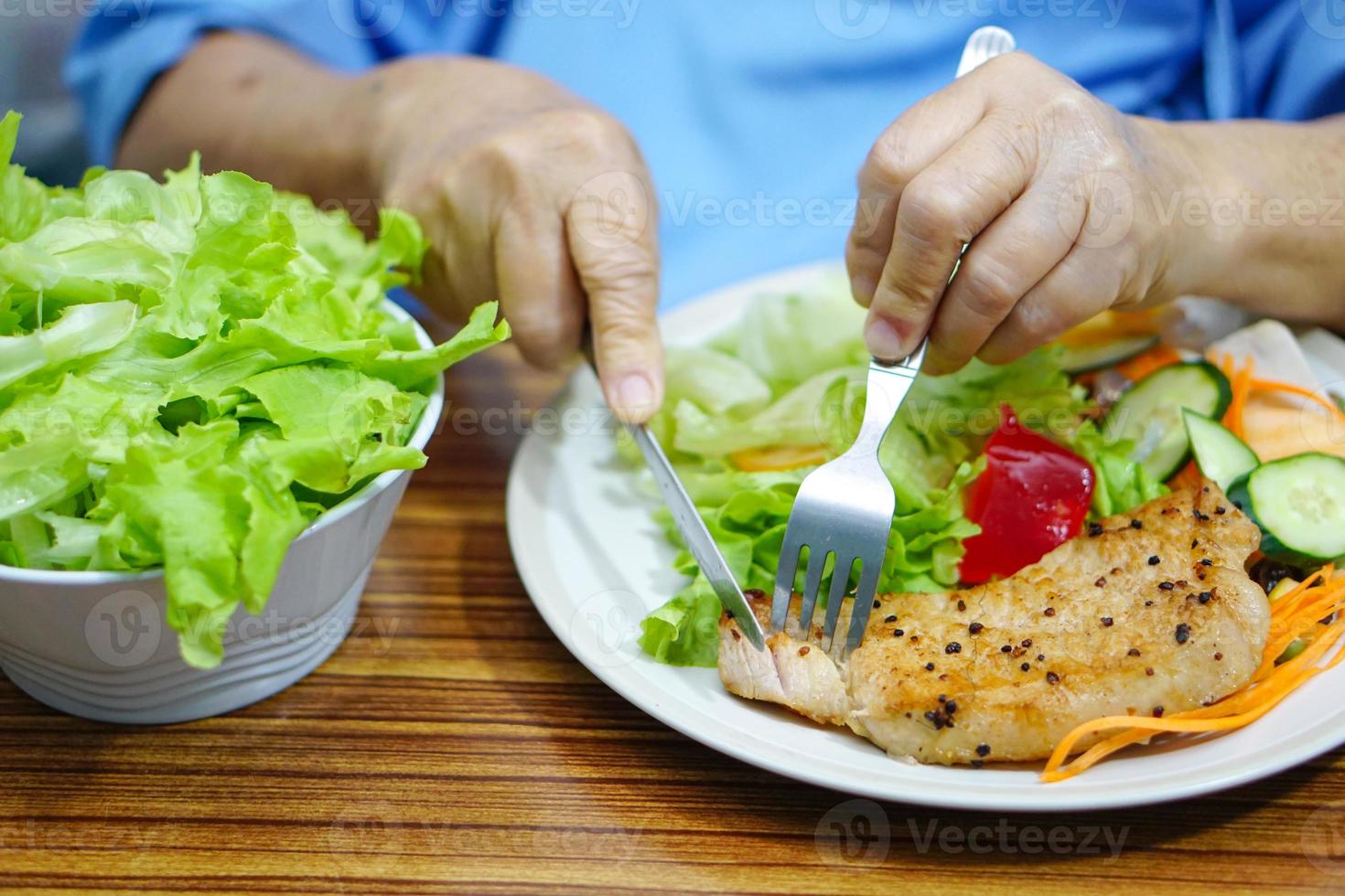 Paciente asiático de la mujer mayor que desayuna en el hospital. foto