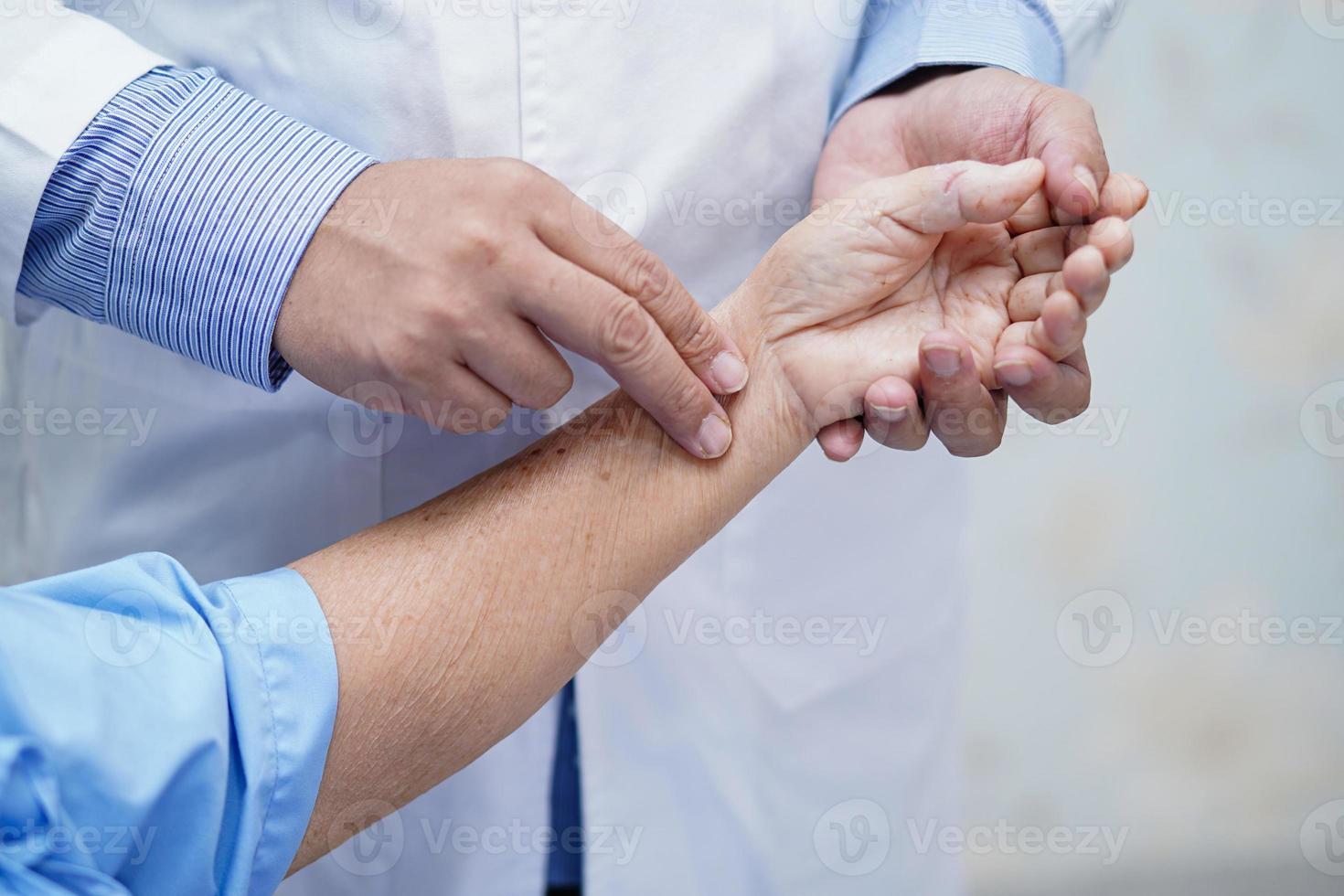 Doctor sosteniendo tocar las manos paciente mujer senior asiática con amor foto