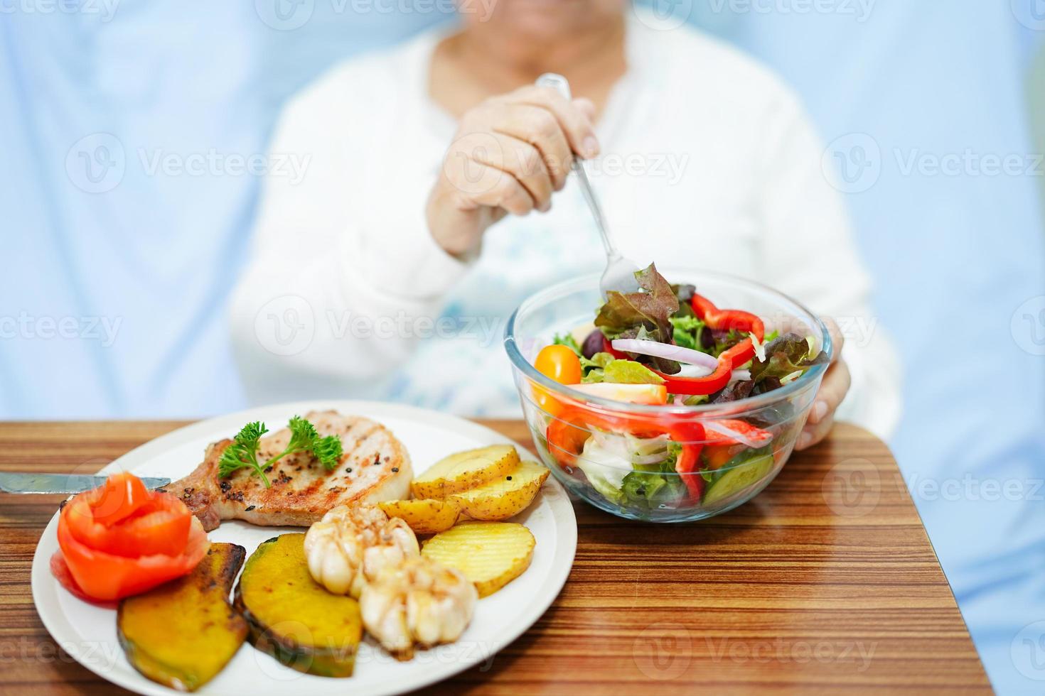 Paciente asiático de la mujer mayor que desayuna en el hospital. foto