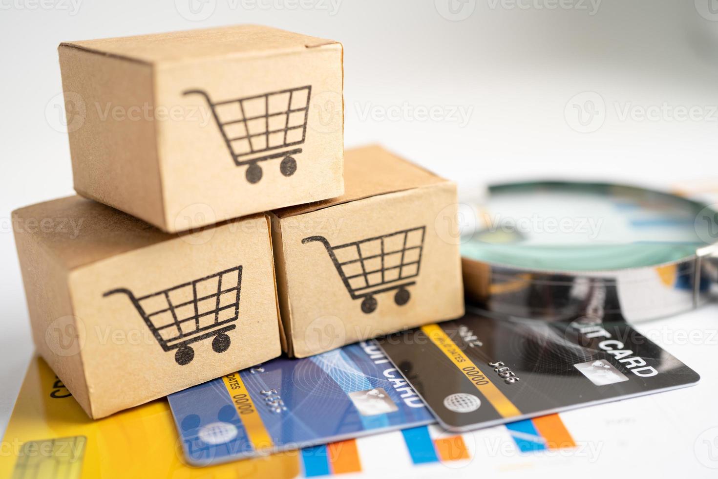 logotipo de carrito de compras en caja con tarjeta de crédito foto