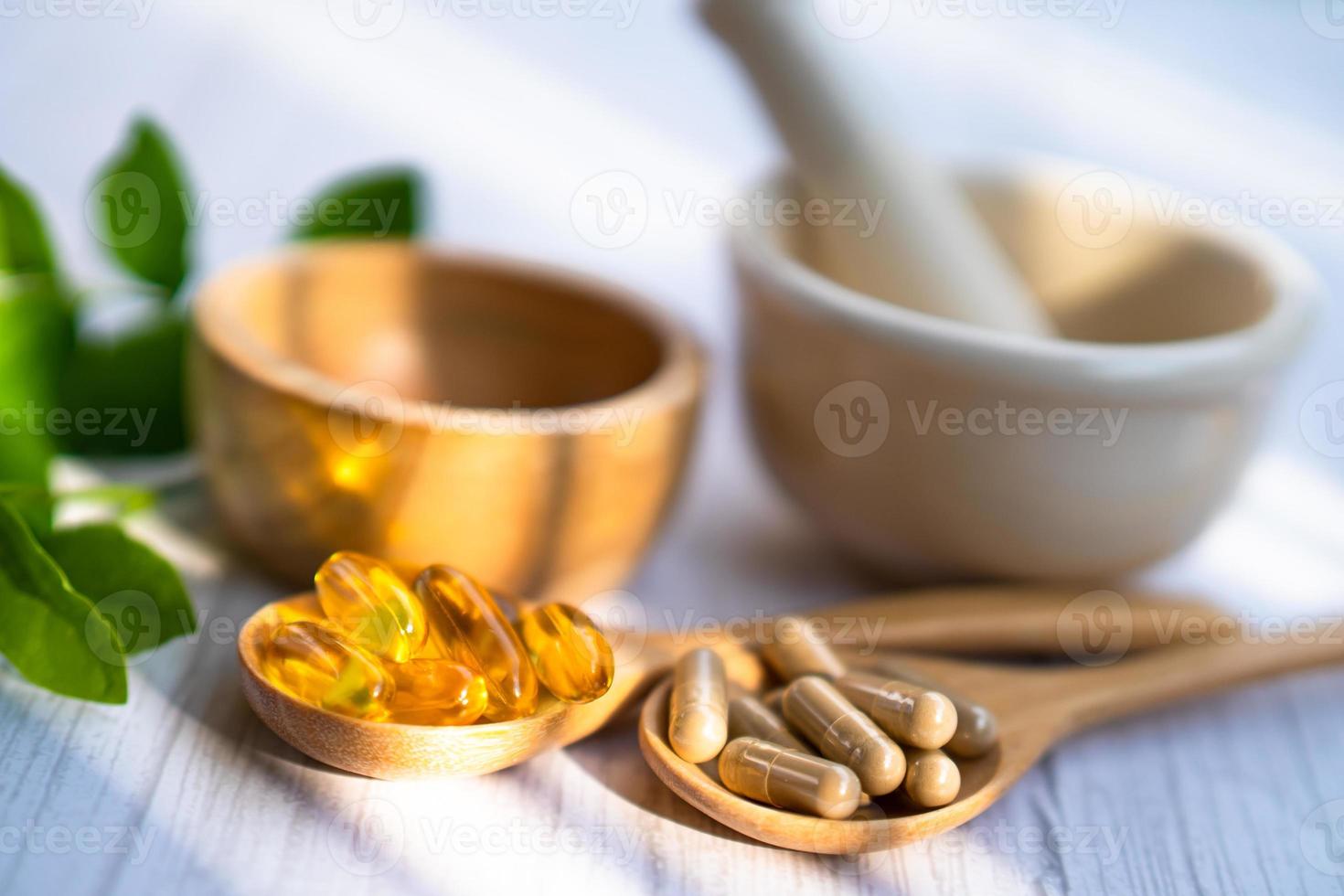 medicina alternativa herbal orgánica cápsula vitamina e omega 3 aceite de pescado foto