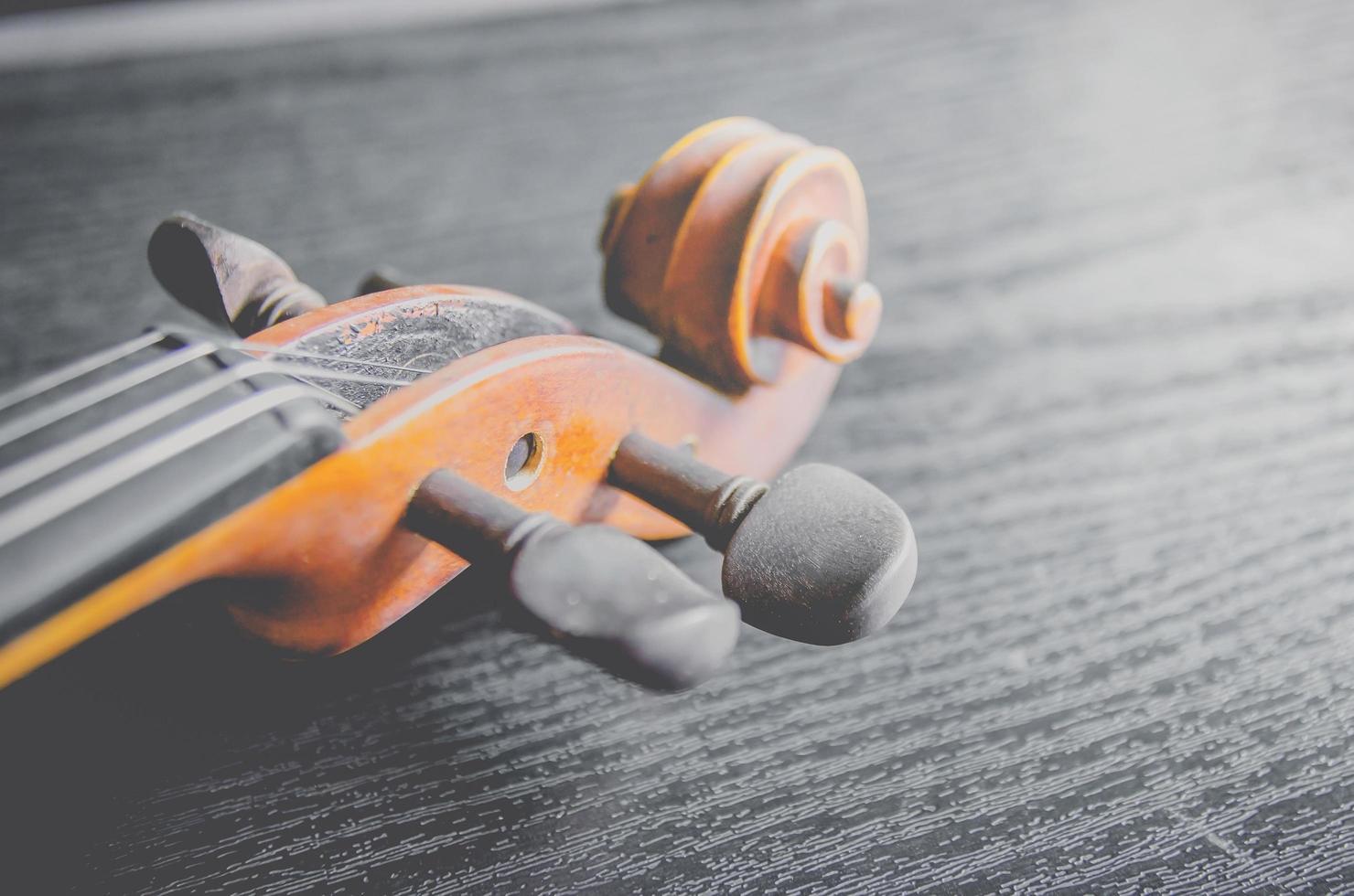 el violín sobre la mesa, instrumento musical clásico utilizado en la orquesta. foto