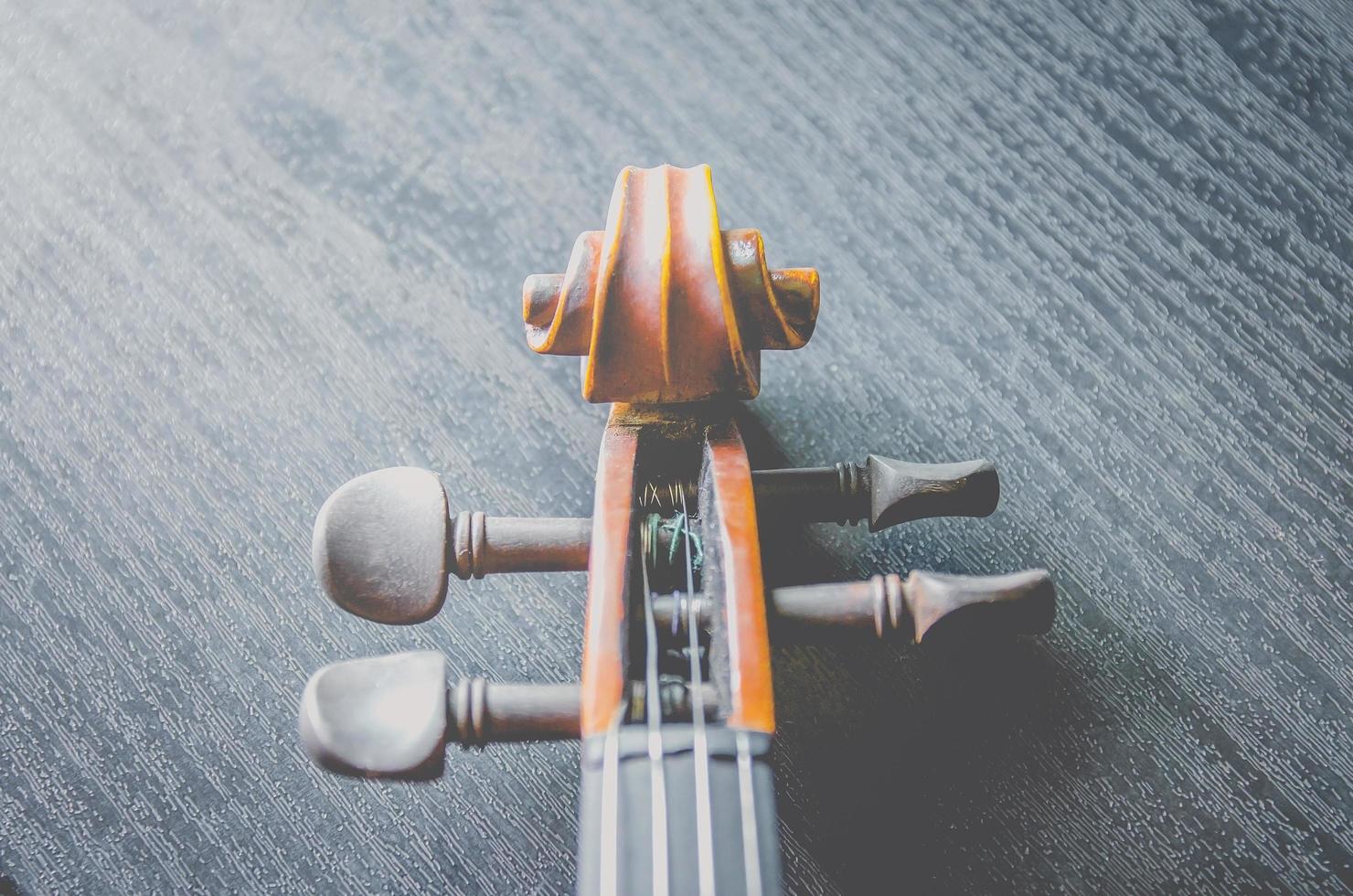 el violín sobre la mesa, instrumento musical clásico utilizado en la orquesta. foto