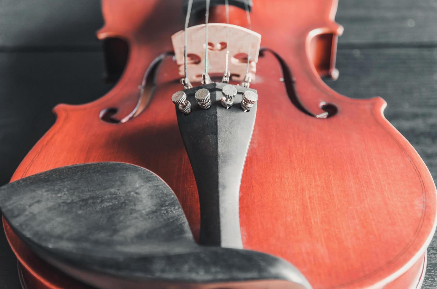 el violín sobre la mesa, instrumento musical clásico utilizado en la orquesta. foto