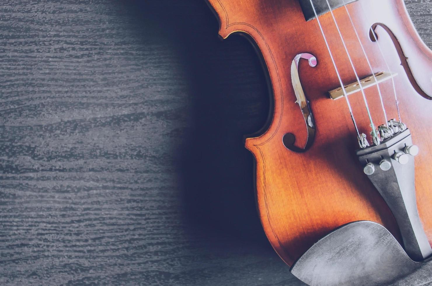 el violín sobre la mesa, instrumento musical clásico utilizado en la orquesta. foto