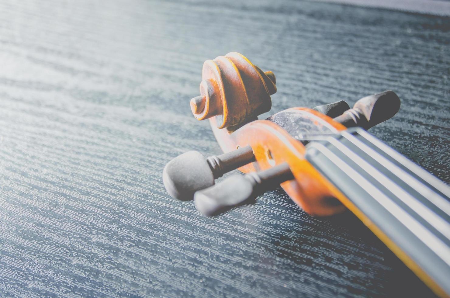 el violín sobre la mesa, instrumento musical clásico utilizado en la orquesta. foto