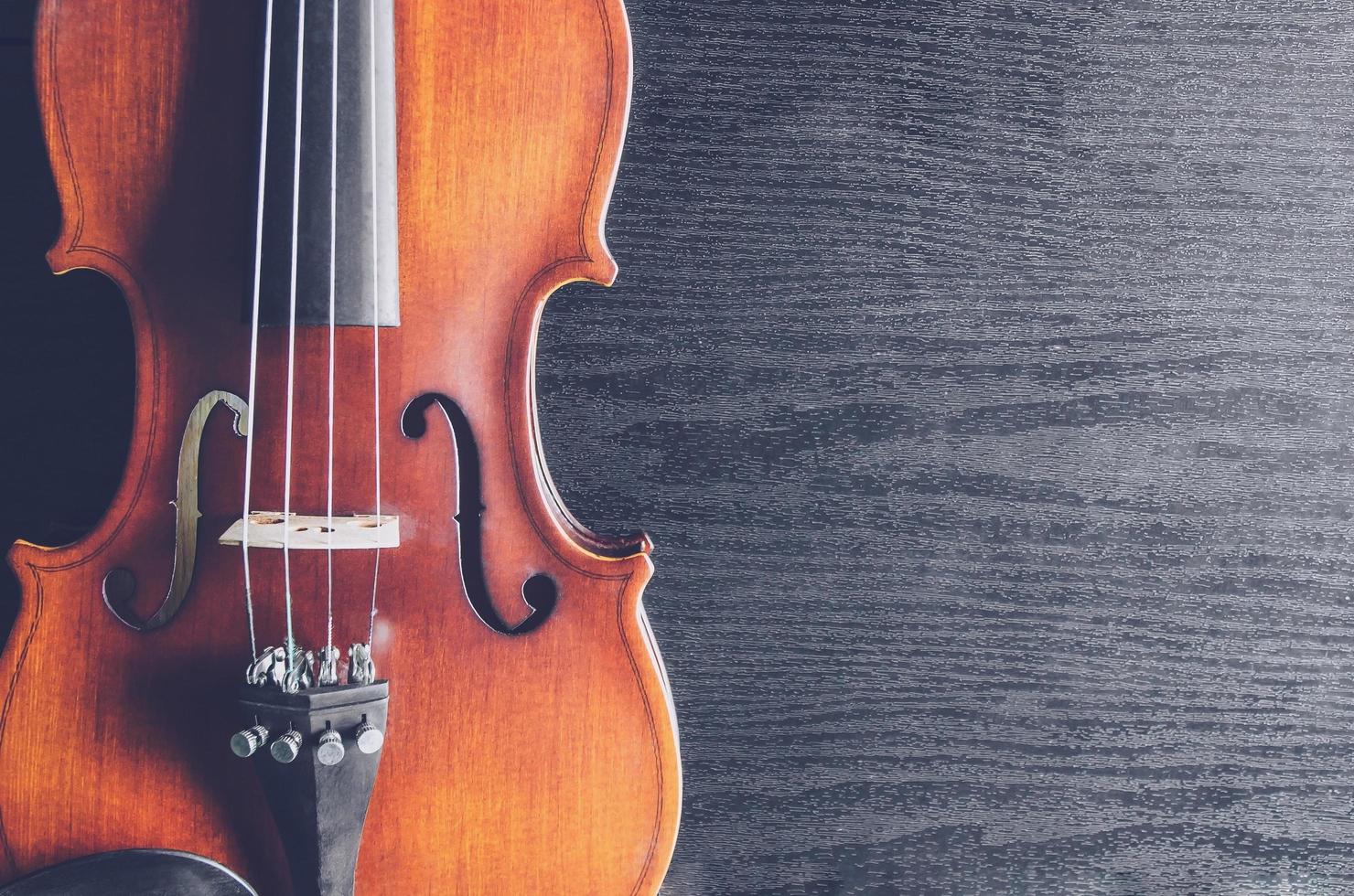 el violín sobre la mesa, instrumento musical clásico utilizado en la orquesta. foto