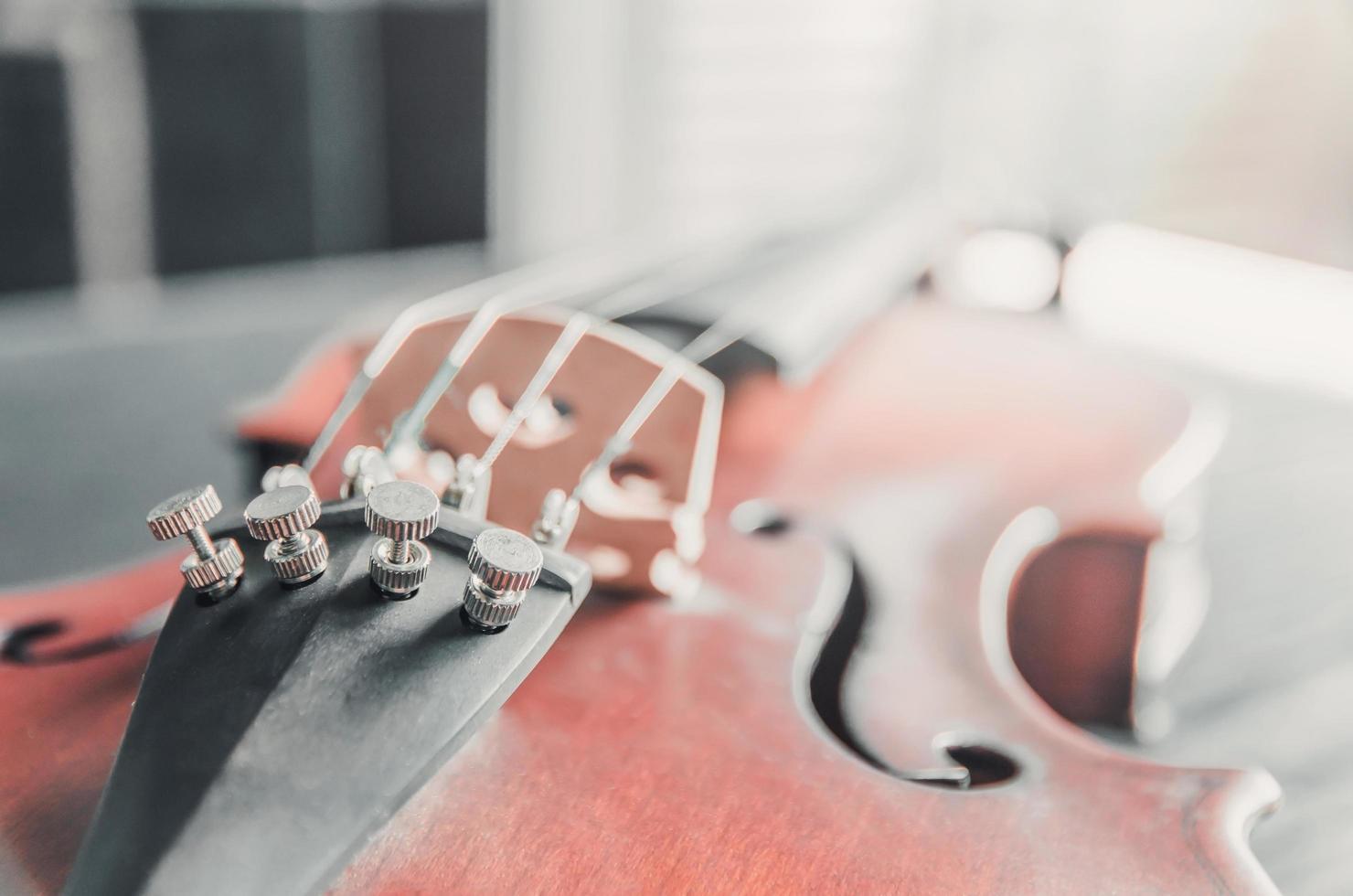 el violín sobre la mesa, instrumento musical clásico utilizado en la orquesta. foto