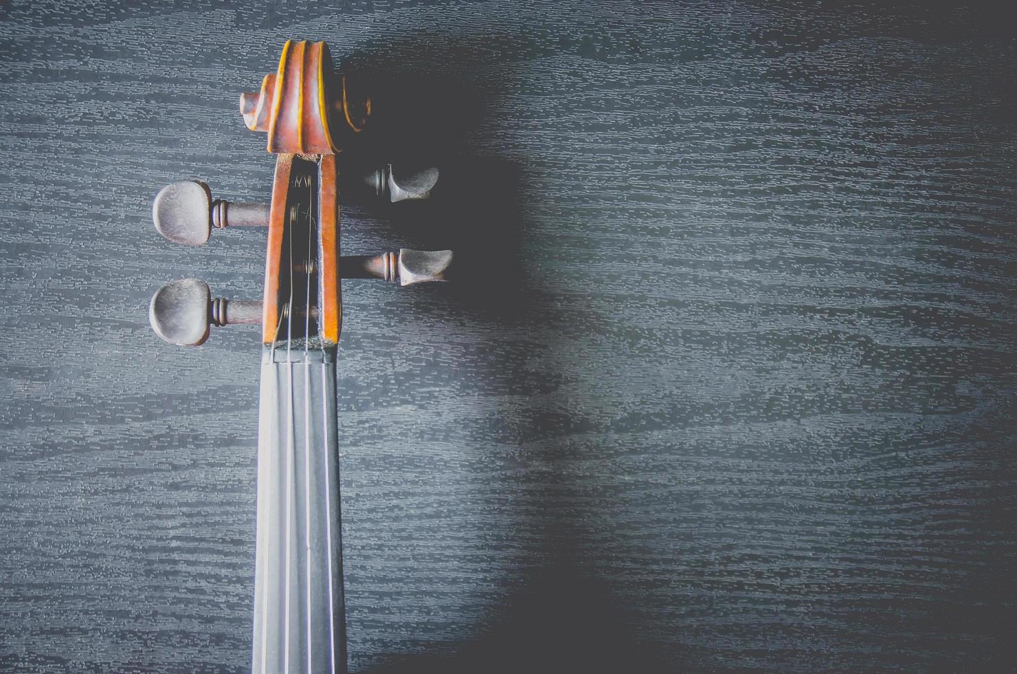 el violín sobre la mesa, instrumento musical clásico utilizado en la orquesta. foto