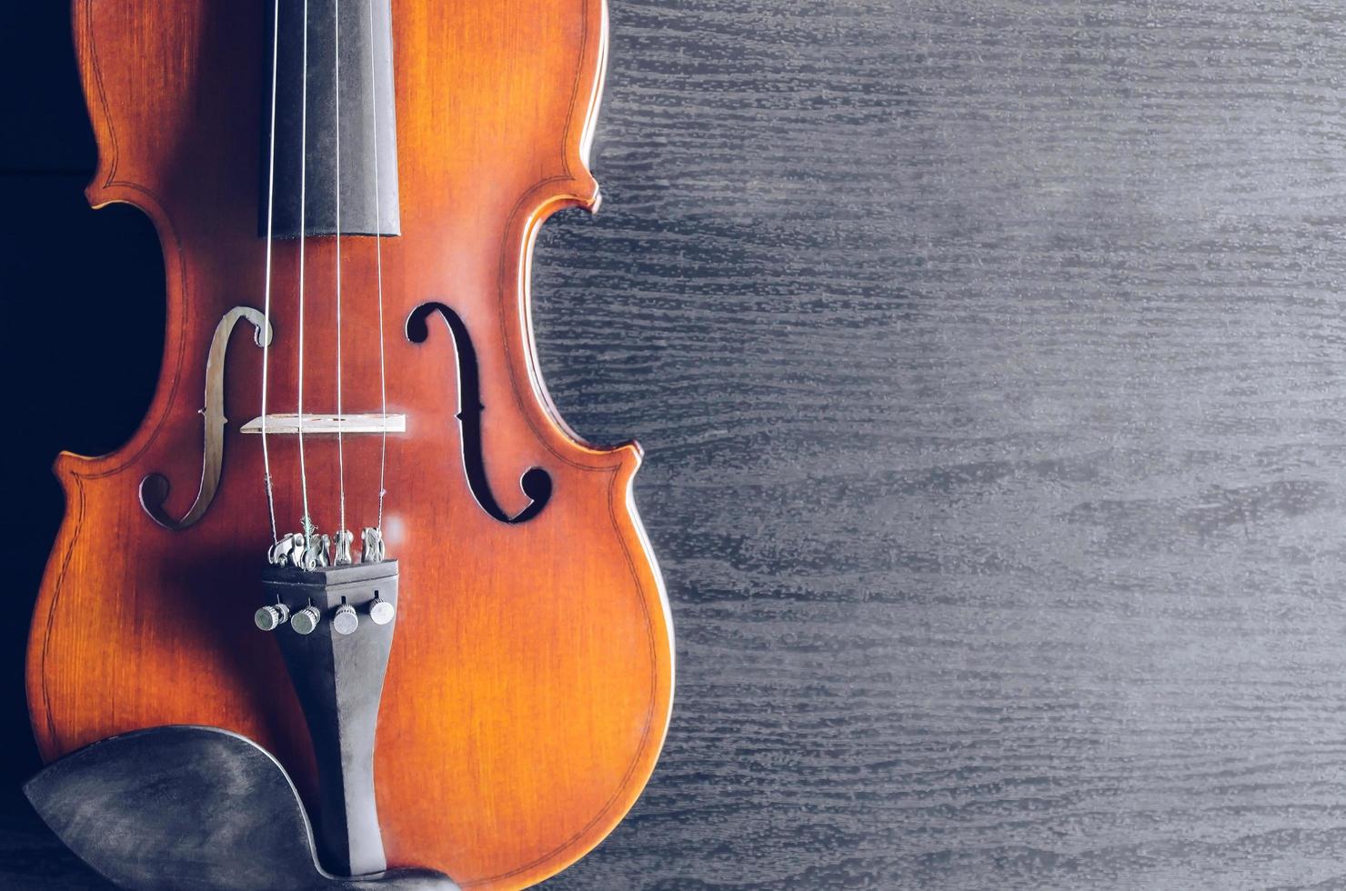 el violín sobre la mesa, instrumento musical clásico utilizado en la orquesta. foto