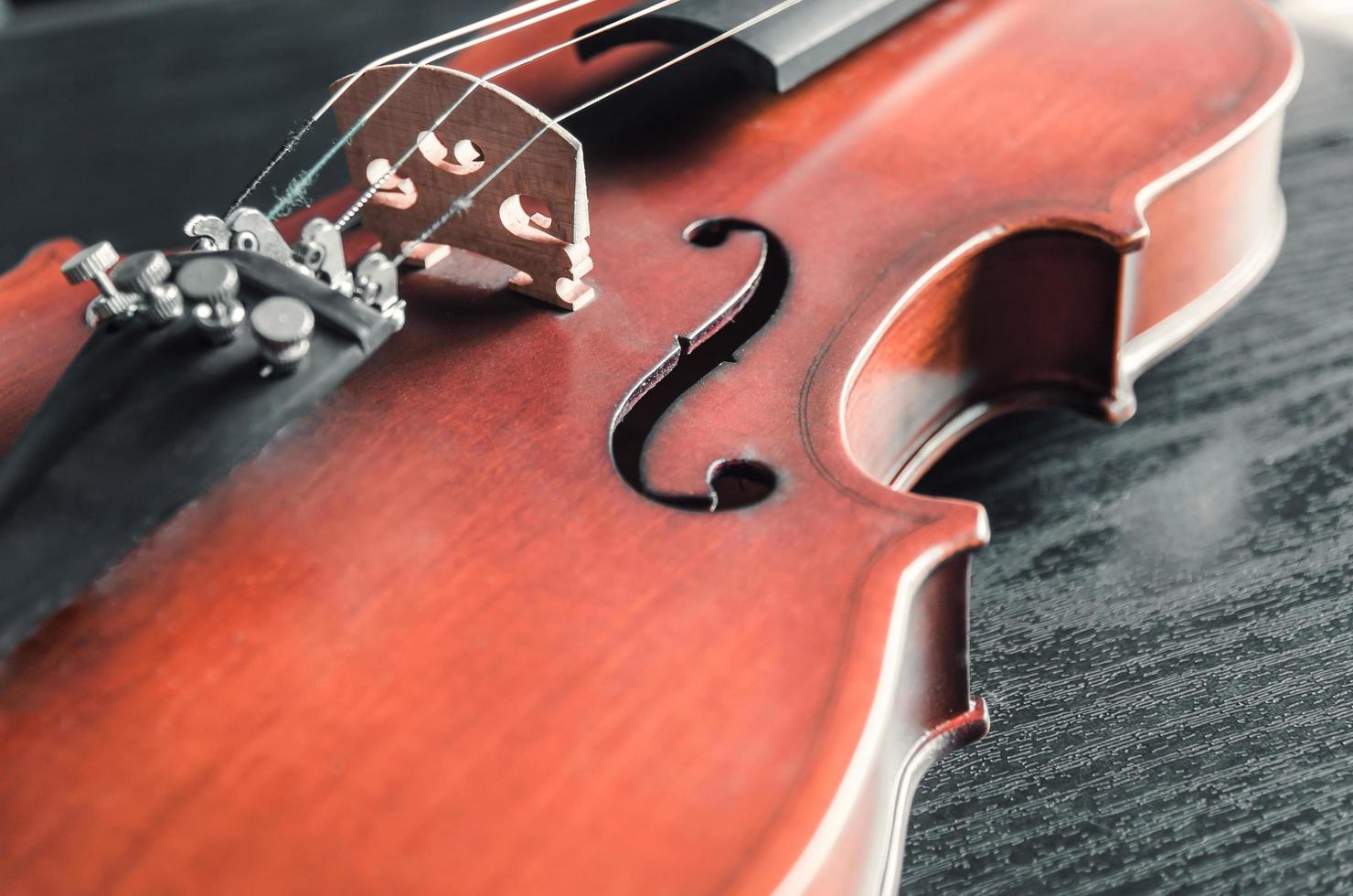 el violín sobre la mesa, instrumento musical clásico utilizado en la orquesta. foto