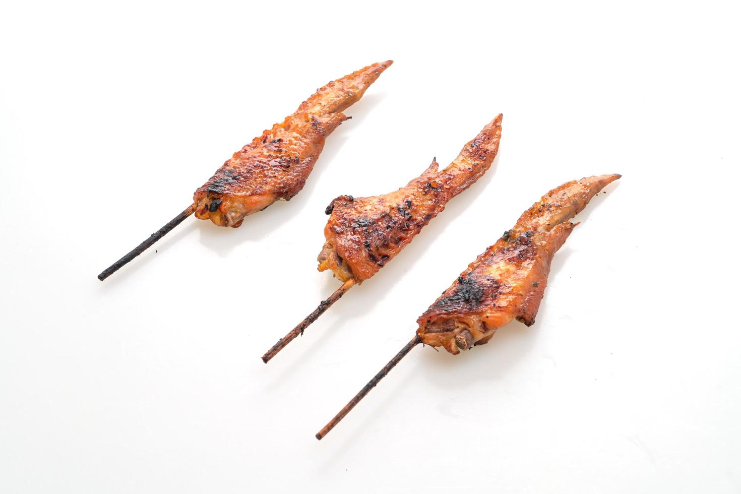 brochetas de alitas de pollo a la parrilla 3336125 Foto de stock en Vecteezy