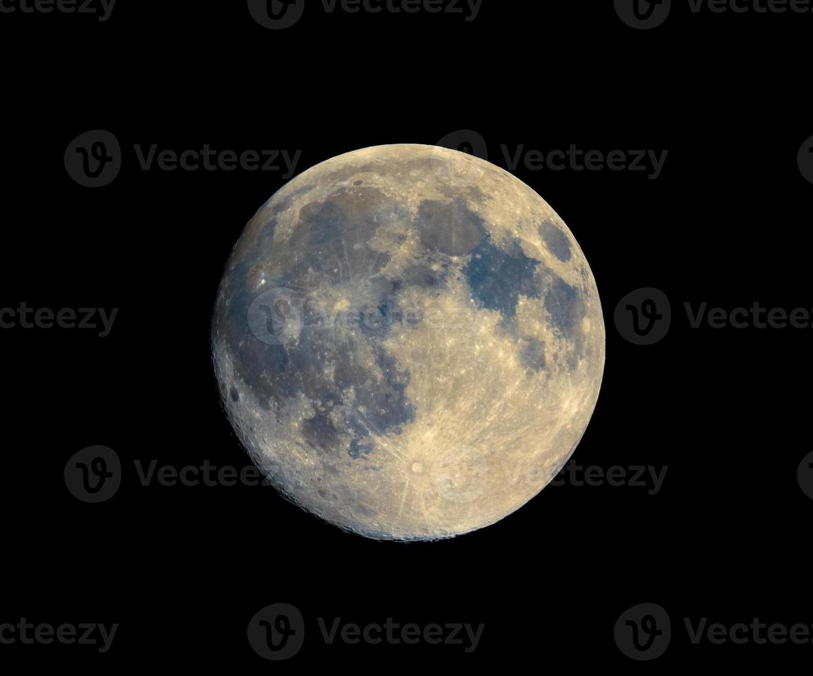 luna llena vista con telescopio, colores mejorados foto