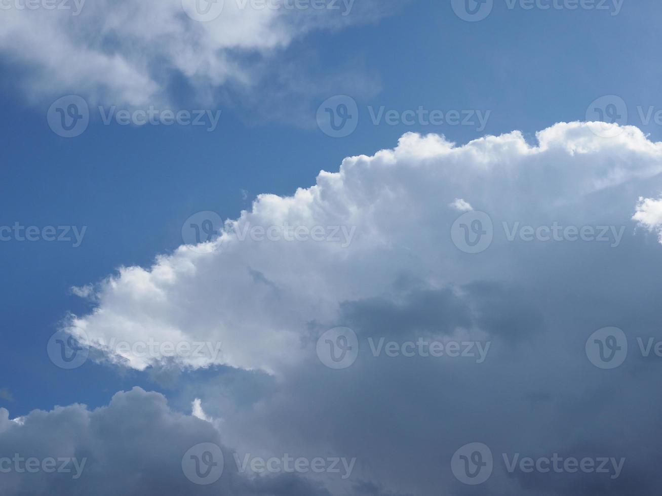 espectacular cielo azul con fondo de nubes foto