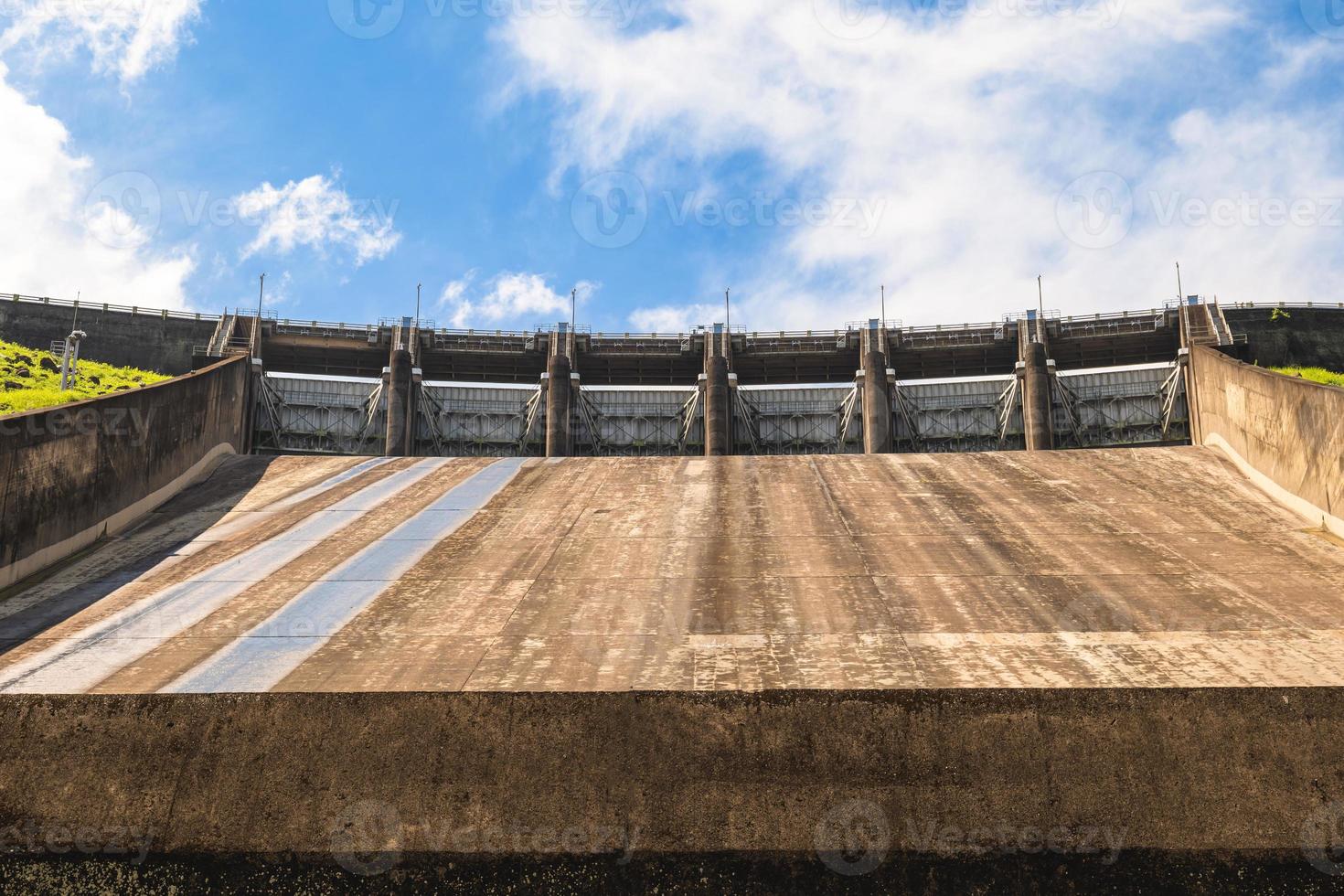 Presa de Shimen y embalse de Shihmen en la ciudad de Taoyuan en Taiwán foto