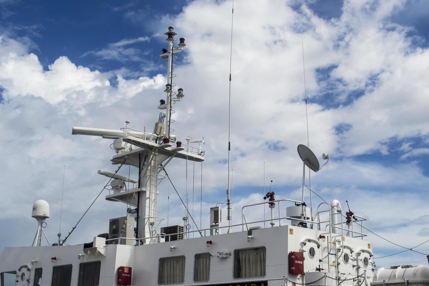 Sorong, Indonesia 2021- patrullero de la policía amarre en el muelle foto