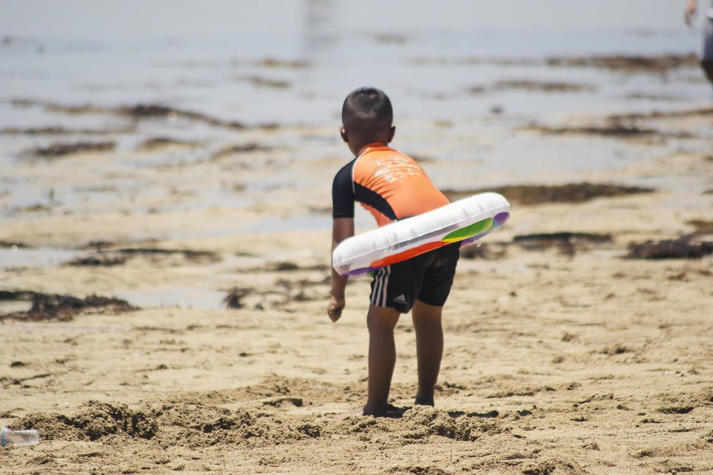 sorong, indonesia 2021- un niño jugando foto